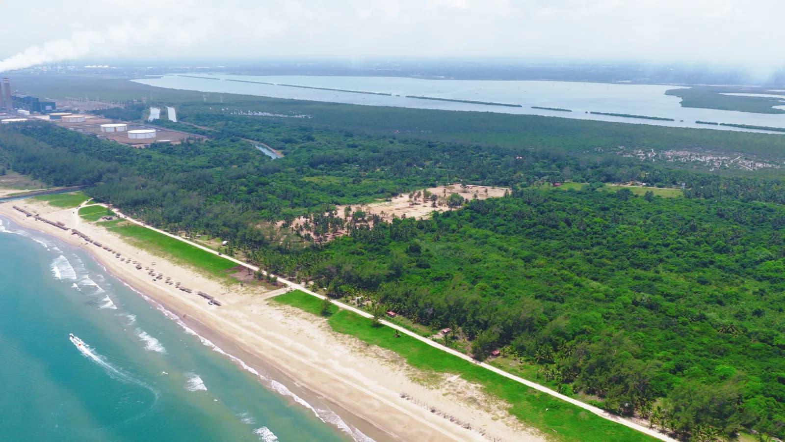 Vista aérea de la línea de costa de Altamar en Tuxpan, Veracruz