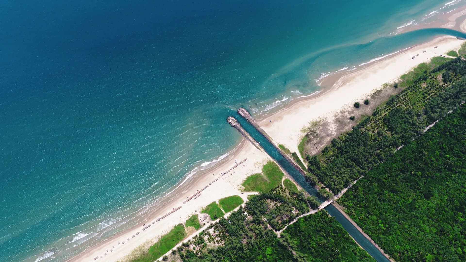 Vista aérea de la playa y el mar frente al desarrollo Altamar en Tuxpan, Veracruz
