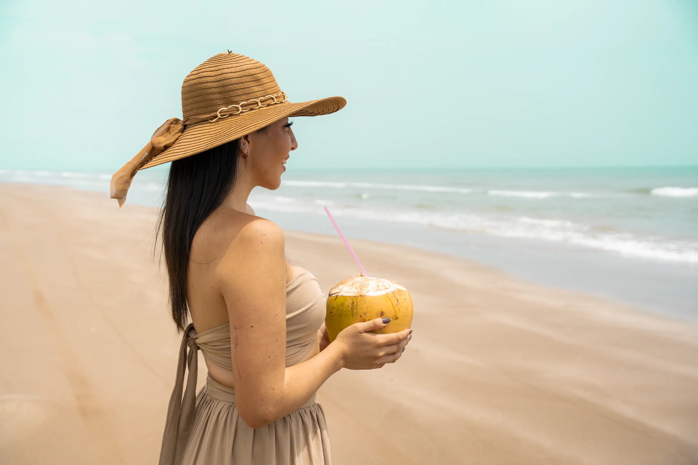 Persona disfrutando la playa frente al desarrollo Altamar en Tuxpan, Veracruz