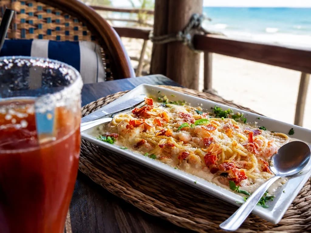 Mesa con comida y vista al mar en un restaurante cerca del desarrollo Altamar en Tuxpan, Veracruz